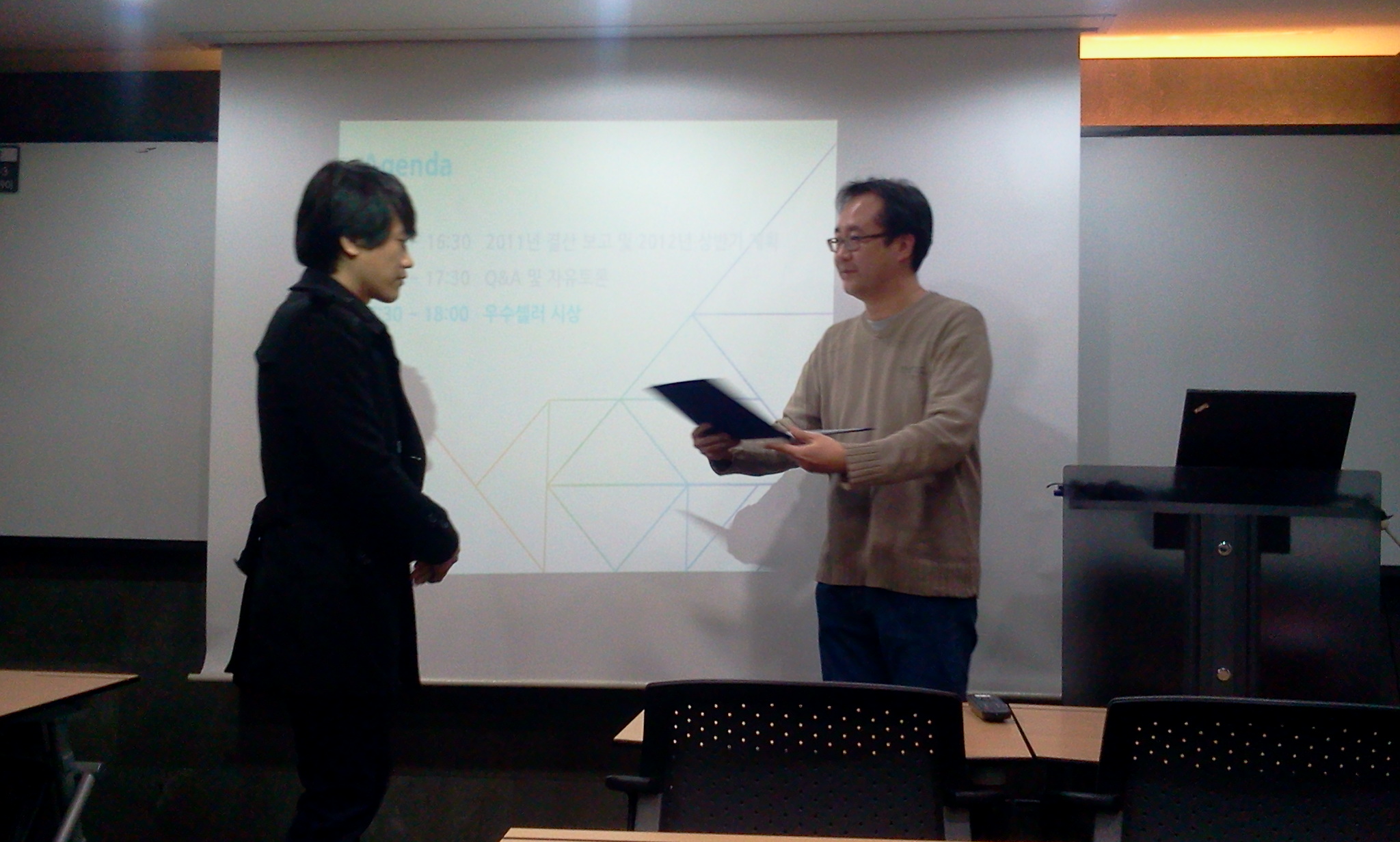 2012-02-08 17.32.02.jpg : XE마켓 2011년 결산 간담회 셀러상 수여 2